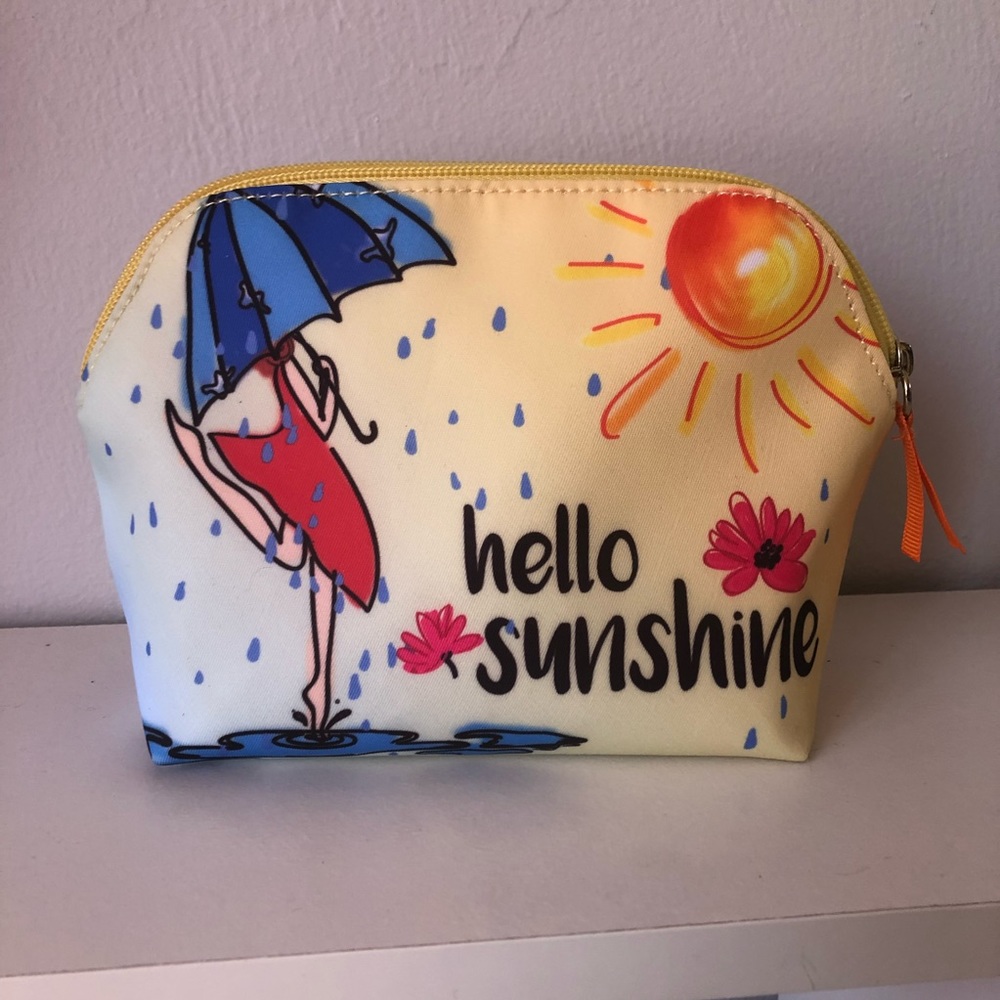 BATH & BODY WORKS POUCH, 7 NEW UNUSED HAND SANITIZERS, & LIGHT UP PARROT HOLDER